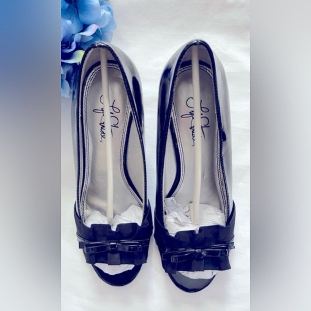 Timeless! Life Stride black patent heels with subtle ruffle & bow!
